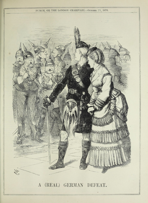 Zwei Personen auf einem papierbedeckten Untergrund mit Text und Zahlen, der Mann hält einen Stock, vor einer Menge.