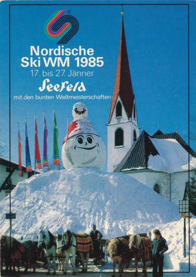 Ein Plakat der Nordischen Ski-Weltmeisterschaften 1985 in Seefeld, Schweiz, das eine schneebedeckte Landschaft mit Menschen, Pferden, Stangen, Flaggen, Gebäuden, Bäumen und Himmel im Hintergrund zeigt, zusammen mit Texten über das Ereignis.