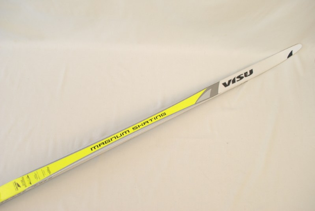 Nahaufnahme eines Paares Skier mit Text darauf, das auf einem weißen Tuch liegt.