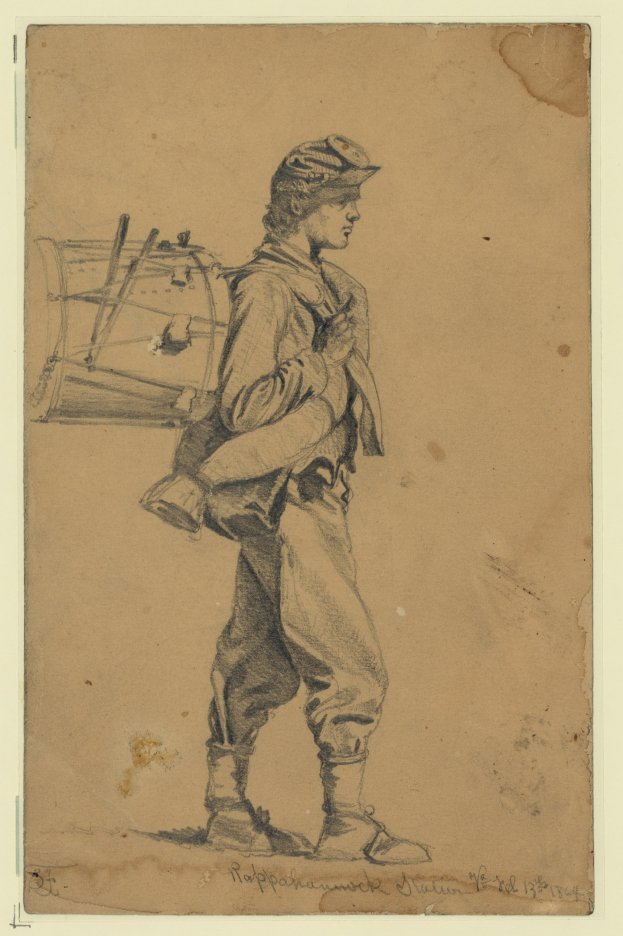 Ein Mann in einfacher Kleidung und einer Mütze trägt eine Trommel auf dem Rücken und geht mit entschlossener und selbstbewusster Miene.