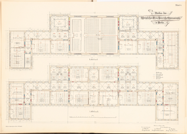 Offenes Buch mit detailliertem Grundriss des Berliner Olympischen Gymnasiums mit begleitendem Text zur Beschreibung des Layouts.