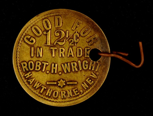 Goldmünze mit der Aufschrift "Gut für 12% im Handel", an einem Haken befestigt.