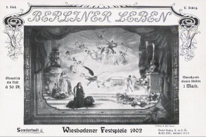 Ein Schwarz-Weiß-Foto von einer Bühnenveranstaltung im Jahr 1902 mit dem Titel "Wiesbadener Festspiele" mit Menschen in traditioneller deutscher Tracht, bunten Lichtern und einer jubelnden Menge.