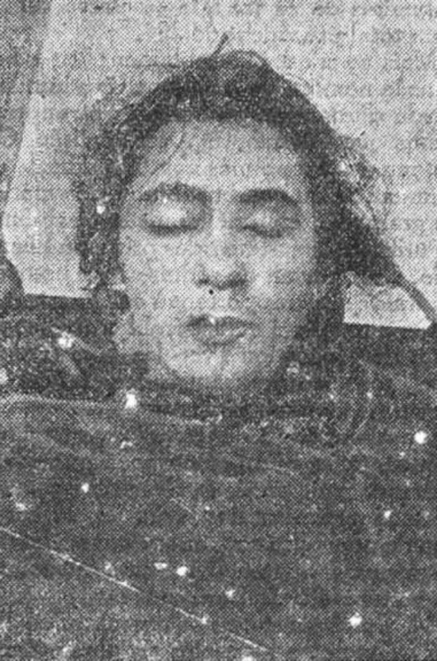 Schwarzes und weißes Foto einer Frau mit geschlossenen Augen, beschriftet mit "Erste Frau, die bei einem Autounfall starb."