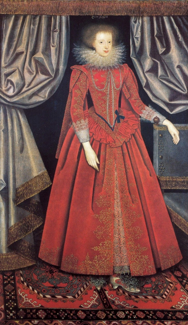 Gemälde einer Frau in einem roten Kleid mit hohem Ausschnitt und langen Ärmeln, die auf einem Teppichboden steht, mit Vorhängen im Hintergrund, ihre Haare sind zu einem Dutt gebunden und sie schaut zur Seite.