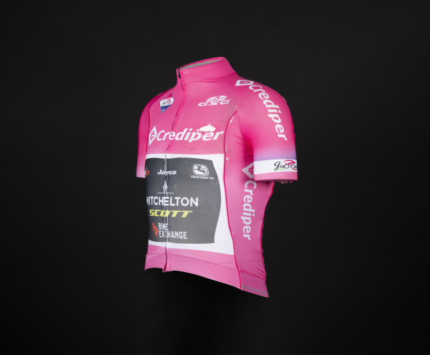 Ein hellrosa Jersey mit wei├čer Schrift und einem wei├čen Logo auf schwarzem Hintergrund.