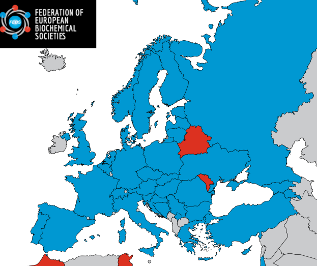 Eine Europakarte mit der Europ├Ąischen Union in Blau und Rot markiert, um den prozentualen Anteil der Bev├Âlkerung in jedem Land anzuzeigen, und ein Logo oben links mit dem Text "Federation of European Biochemical Societies".