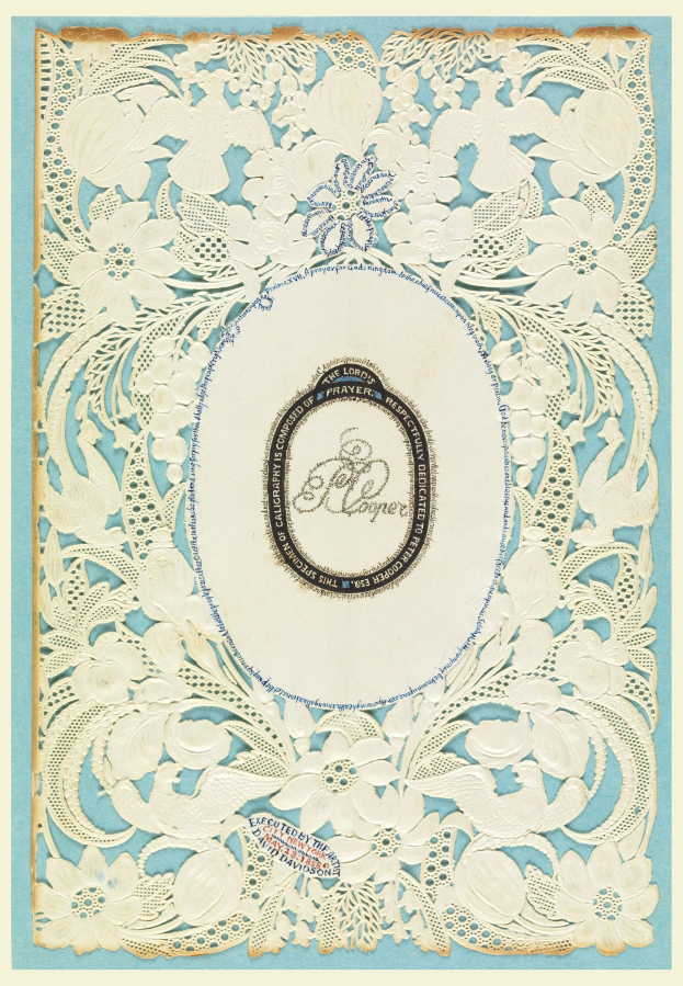 Hochzeiteinladung in Blau und Weiß mit floralem Design, feiner Spitzenverzierung und eleganten Schriftzug.