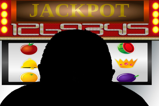 Ein Mann spielt an einem Online-Slot-Automaten mit einer 'Jackpot'-Anzeige, umgeben von einer Tafel mit Text- und Obstbildern.