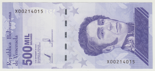 Eine 500-Mil-Bolivariana-Banknote mit einem Porträt eines Mannes in einem Anzug und Krawatte mit einem ernsten Gesichtsausdruck, fettem schwarzem "500 Mil"-Text und einem hellblauen Hintergrund.