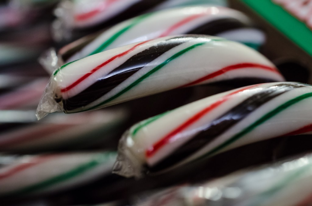 Schokoladenbonbons in verschiedenen Verpackungen, gruppiert in Verpackungen.