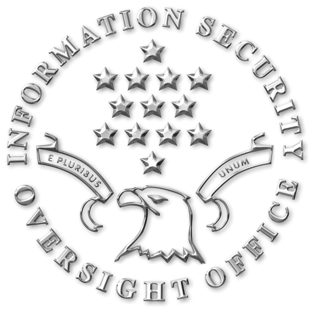 Ein Schild mit einem Adler in der Mitte, umgeben von einem Lorbeerkranz und der Inschrift "Information Security Oversight" in fetter, schwarzer Schrift auf einem weißen Hintergrund.