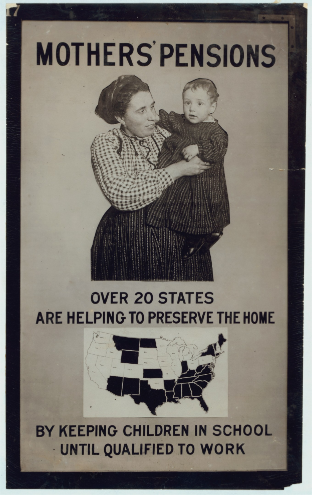 Frau mit einem Baby auf dem Arm, mit einem Plakat im Hintergrund, auf dem "Mutterrenten: Über 20 Staaten helfen, das Zuhause zu bewahren." steht