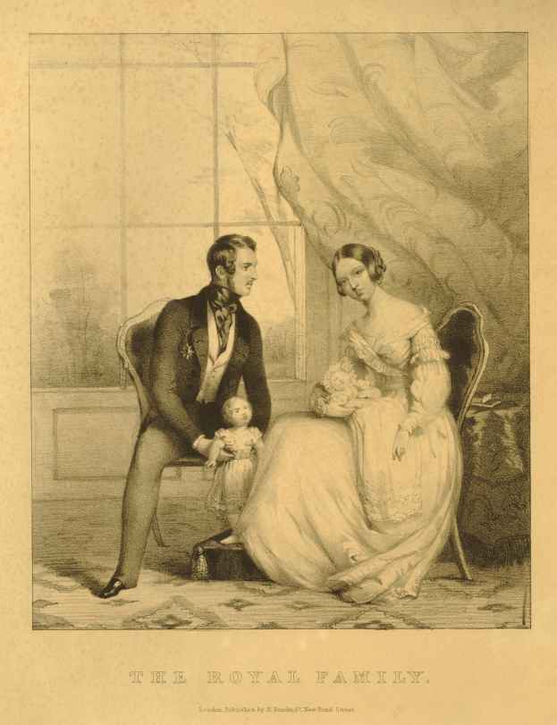 Ein Mann und eine Frau sitzen auf einem Stuhl, wobei die Frau ein Baby hält, dahinter ein Fenster mit einem Vorhang und darunter steht Text, der "Die Königliche Familie" liest.