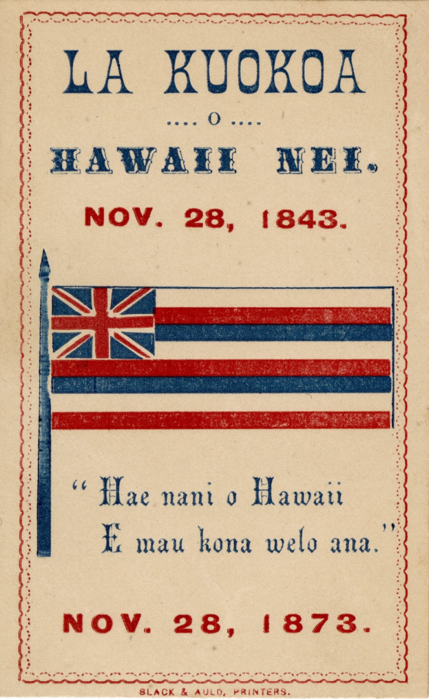 Plakat mit der hawaiischen Flagge mit roten, weißen und blauen Streifen und einem weißen Stern, begleitet von Text, der "La Kuokoa, Hawaii, November 28, 1843" lautet.