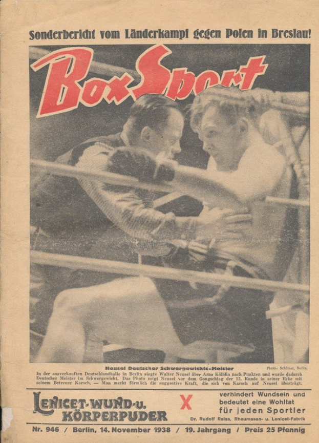 Schwarz-weißes Vintage-Zeitungsbild mit der Überschrift "Box Sport", das zwei Boxer in einem Ring zeigt, wobei einer einen Schlag austeilt, mit einem hellgelben Hintergrund.