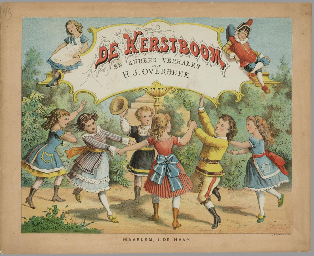 Ein Buchumschlag mit einer Gruppe von Kindern, die in bunten Kleidern tanzen und große smiles haben, umgeben von Bäumen und dem Titel "de kerstboom en andere verhalen h j overbeek" oben drauf.