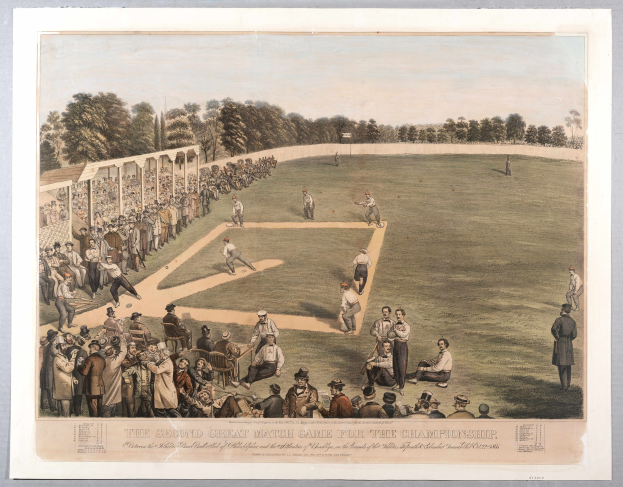 Eine Gruppe von Menschen spielt Cricket auf einem grünen Feld mit Bäumen im Hintergrund und einem klaren blauen Himmel, mit Text unten, der "Das zweite große Match-Spiel um die Meisterschaft" lautet.