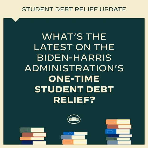 Plakat mit der Aufschrift "Was gibt es Neues zum einmaligen Studentendarlehensentlastungsprogramm der Biden-Harris-Verwaltung?" über einem Bild von Büchern, das eine Diskussion über die Studentendarlehensentlastung anzeigt.