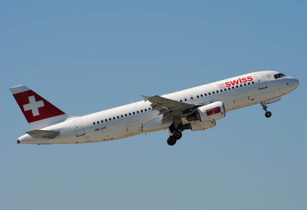 Swiss International Air Lines Airbus A320-200 im Flug, weiß und rot lackiert gegen blauen Himmel.