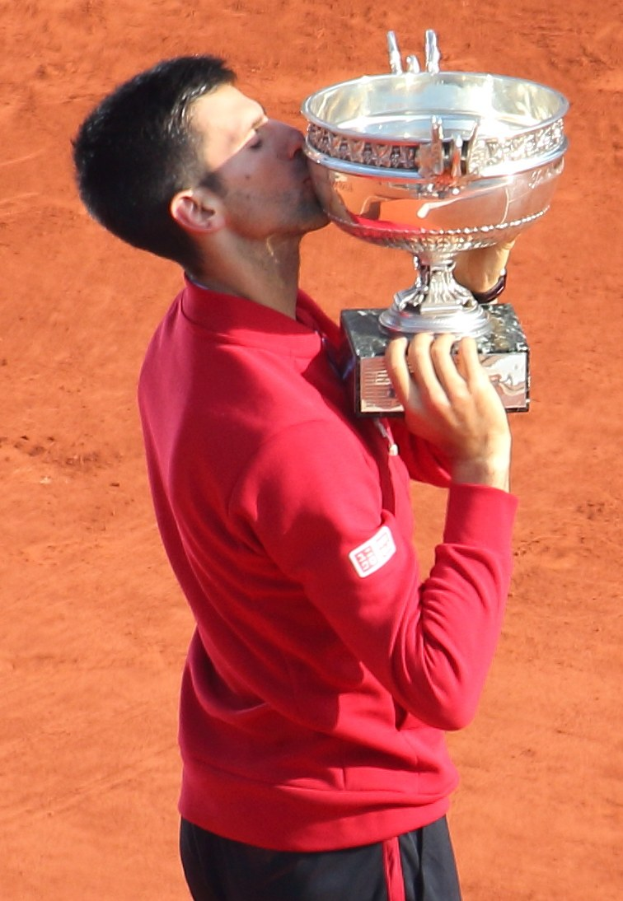 Novak Djokovic hält den French-Open-Pokal und feiert nach Sieg über Rafael Nadal im Herreneinzel-Finale.