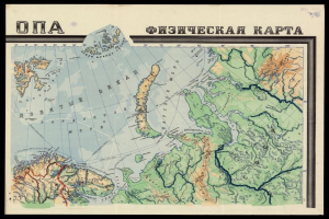 Alte Karte der Russischen Föderation mit schwarzem Rand, die geografische Merkmale wie Flüsse, Berge und Städte zeigt, begleitet von beschreibendem Text.