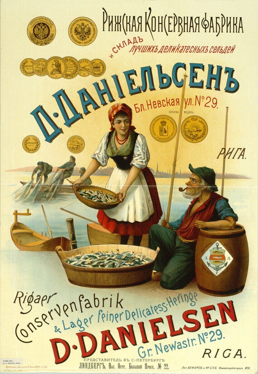 Ein Plakat, das einen Fischmarkt in Russland bewirbt, mit einer Frau, die einen Korb mit Fisch hält, und einem Mann, der neben ihr sitzt, mit Menschen in Booten im Hintergrund und Text mit Münzen.