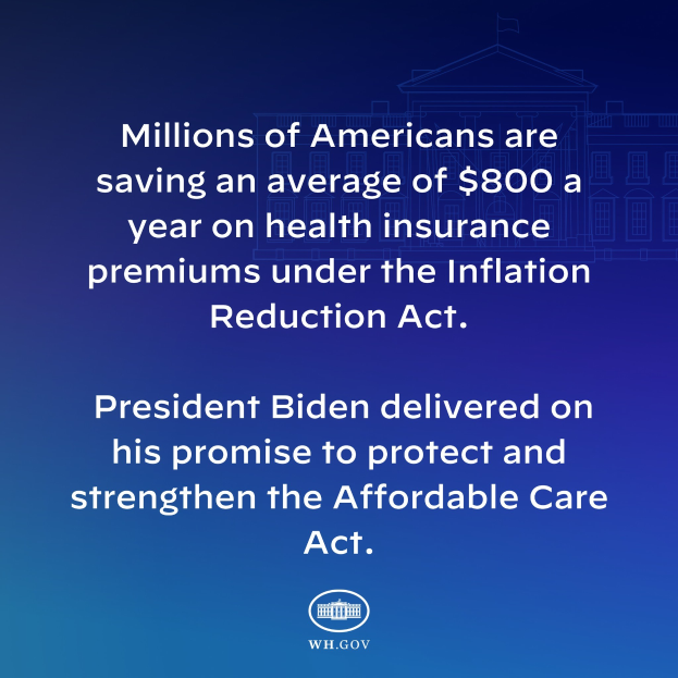 Blauer Hintergrund mit weißer Schrift, die "Millionen von Amerikanern sparen durchschnittlich 800 USD pro Jahr an Krankenversicherungsprämien unter dem Inflation Reduction Act" in der Mitte steht, mit einem Logo.