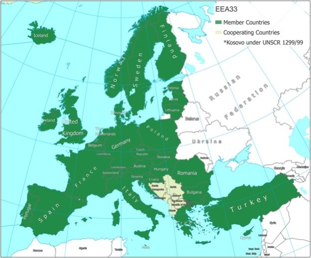 Ein Plakat, das eine detaillierte Karte von Europa zeigt, auf der die Mitgliedstaaten der Europäischen Union hervorgehoben sind, mit Ländernamen, Grenzen, Großstädten, Flüssen und geografischen Merkmalen.
