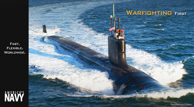 Marine-U-Boot mit dem Text "Warfighting First", einige Menschen auf dem Deck und eine Flagge, mit lesbarem Text auf der linken Seite.