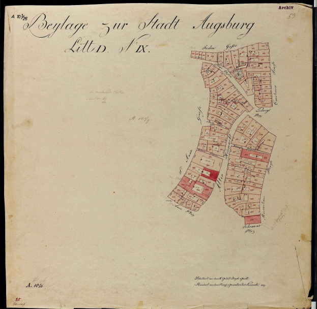 Eine detaillierte historische Karte von Augsburg, die auf dem Umschlag eines alten Buches abgedruckt ist und Straßen, Gebäude und Sehenswürdigkeiten mit begleitendem Text zeigt.