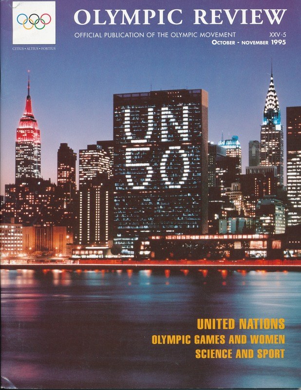 Buch mit dem Titel 'Olympische Spiele: Offizielle Veröffentlichung der Olympischen Bewegung' mit einem Stadtbild auf dem Cover, das auf einer flachen Oberfläche liegt.