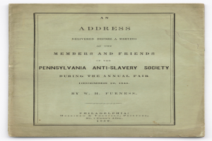 Ein aufgeschlagenes Buch mit dem Titel "An Address Delivered Before a Meeting of the Members and Friends of the Pennsylvania Anti-Slavery Society During the Annual Fair" auf dem Cover, das eine Seite mit schwarzem Text zeigt.