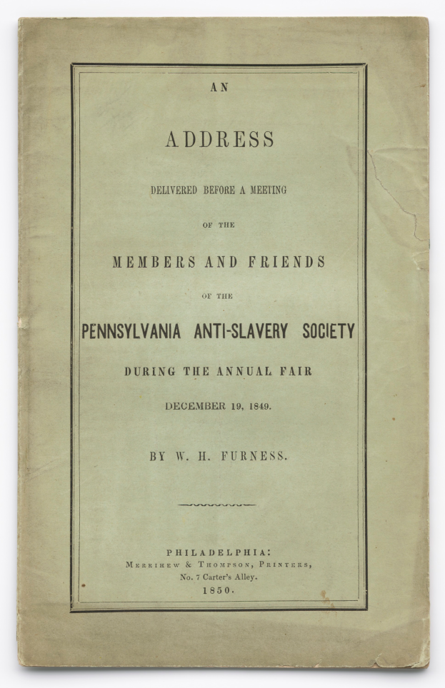 Ein aufgeschlagenes Buch mit dem Titel "An Address Delivered Before a Meeting of the Members and Friends of the Pennsylvania Anti-Slavery Society During the Annual Fair" auf dem Cover, das eine Seite mit schwarzem Text zeigt.