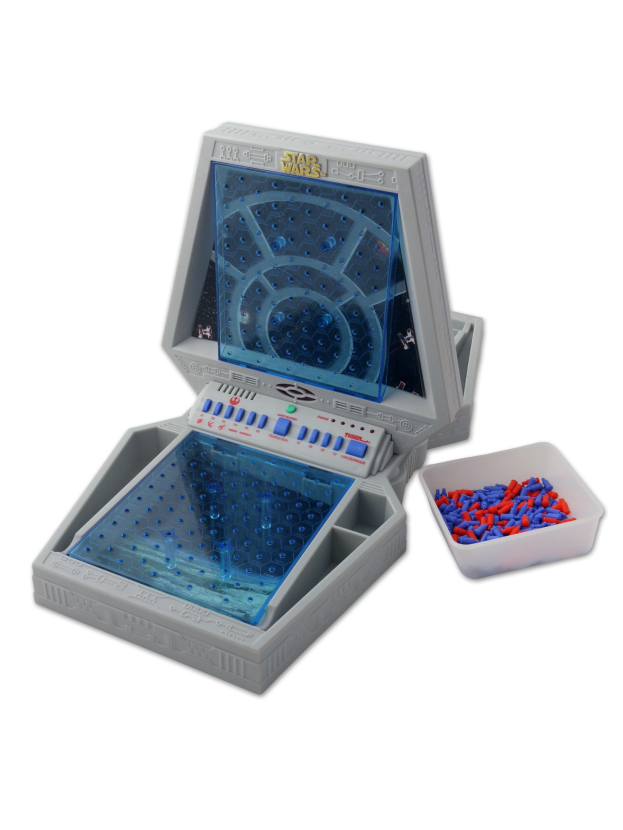 Star-Wars-Millennium-Falcon-Electronic-Spiel mit einer Schachtel, die das Star-Wars- und Millennium-Falcon-Logo zeigt.