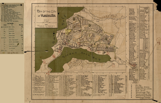 Detailreiche alte Karte von Wladiwostok, die Straßen, Gebäude und Sehenswürdigkeiten zeigt, mit begleitendem Text über die Bevölkerung und Merkmale der Stadt.