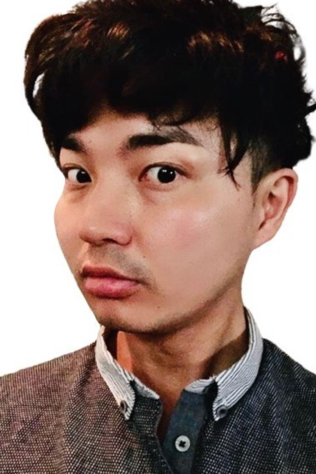 Ein Mann im Anzug und Schlips steht selbstbewusst vor einem weißen Hintergrund und schaut direkt in die Kamera.