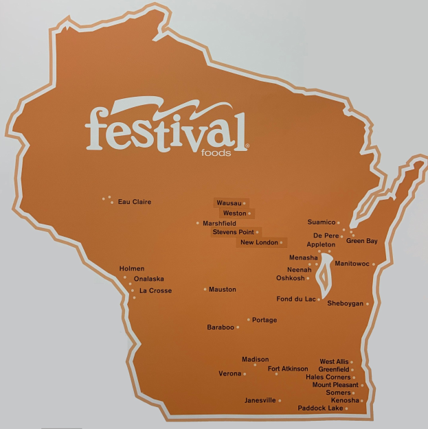 Ein farbenfrohes Plakat einer Wisconsin-Karte voller leckerer Speisen und der Aufschrift "Festival Foods."