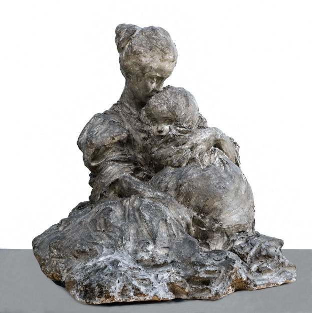 Bronzestatue mit dem Titel "Mutter und Kind" aus dem Jahr 2015, die eine Frau in einem langen Kleid zeigt, die ein Kind in den Armen hält, beide mit sanften Gesichtern, vor einem weißen Hintergrund.