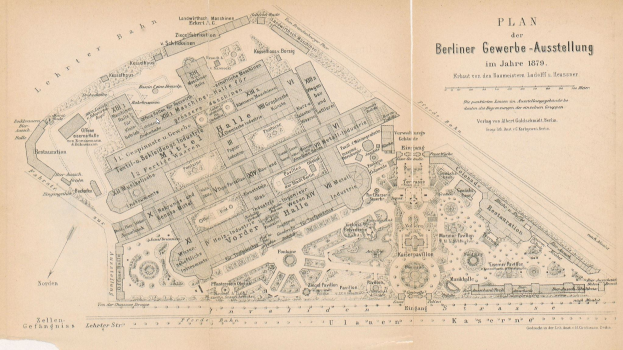 Alte Karte von Berlin, Deutschland, aus dem Jahr 1879, die die Berliner Gewerbe-Ausstellung mit detaillierten Gebäuden, Straßen und beschrifteten Straßen, Parks und Sehenswürdigkeiten zeigt.