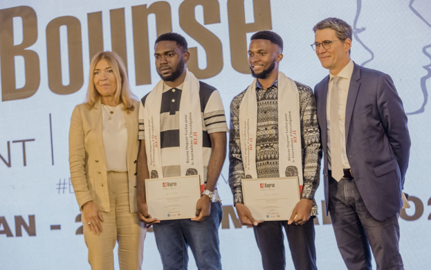 Vier Personen auf einer Bühne mit Urkunden in den Händen, im Hintergrund ein Bildschirm mit der Aufschrift "Bounce Awards 2019".