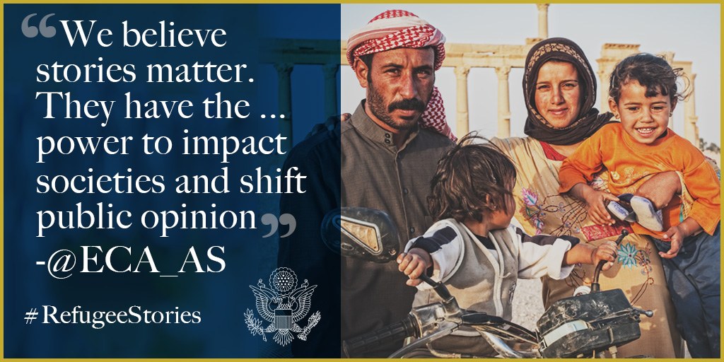 Ein Plakat mit einem Mann, einer Frau und zwei Kindern, die auf der rechten Seite lächeln, mit Text und einem Logo auf der linken Seite, das lautet "Wir glauben, dass Geschichten wichtig sind, sie haben die Kraft, Gesellschaften zu beeinflussen und öffentliche Meinung zu verschieben @ECA AS".