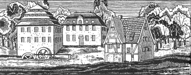 Schwarze und weiße Zeichnung eines Dorfes mit Häusern, Bäumen und einem zentralen Rad, das üppige grüne Vegetation und rustikale Details zeigt.