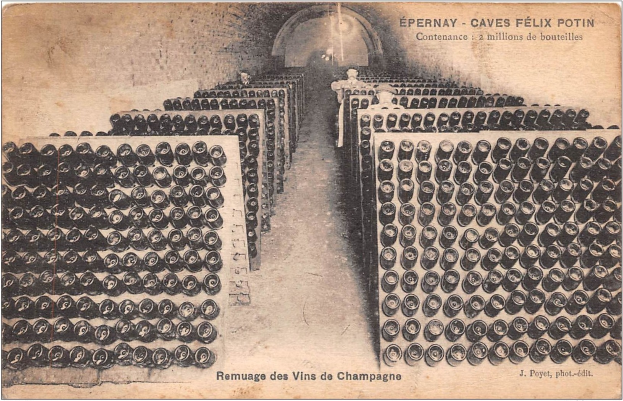 Altes Schwarz-Weiß-Foto eines Weinkellers mit Reihen von Weinflaschen und Text unten.