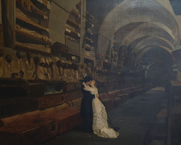 Gemälde namens 'Der Kuss' aus dem Jahr 1872, das einen Mann und eine Frau in einem Raum voller Menschen, Bänke, Gestelle und andere Gegenstände zeigt.