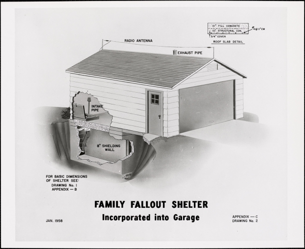 Schwarze und weiße Strichzeichnung eines Hauses mit einem Familienbunker, der in das Design integriert ist, begleitet von erklärendem Text.