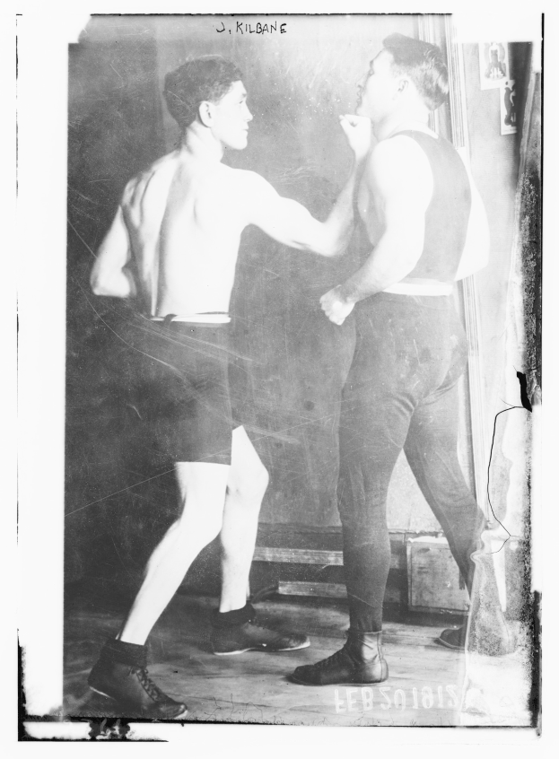 Zwei Männer im Sparring in einem alten Schwarz-Weiß-Foto, wobei einer einen Schlag auf den anderen wirft.