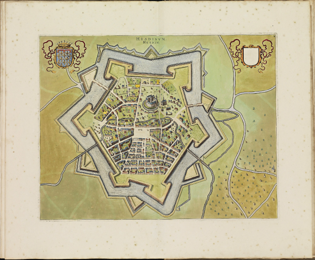 Offenes Buch mit detaillierter Karte von Heidelberg, Deutschland, mit sichtbaren Straßen, Gebäuden und Sehenswürdigkeiten, begleitet von Text mit zusätzlichen Informationen.