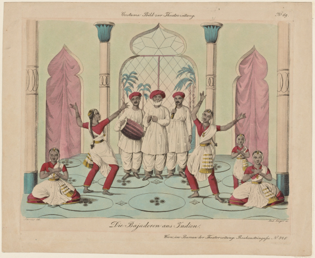 Eine Gruppe von Menschen in traditioneller indischer Kleidung tanzt auf einer Bühne, einige spielen Musikinstrumente, mit Säulen, Vorhängen und einem Fenster im Hintergrund und Text unten.