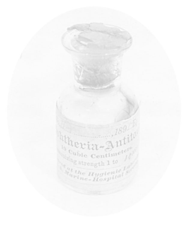 Kleines Glasfläschchen mit der Aufschrift "Antibiotika in der Medizin"